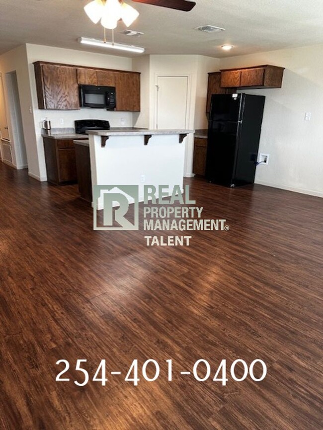 Building Photo - Charming 3-Bedroom, 2.5-Bathroom Duplex in...