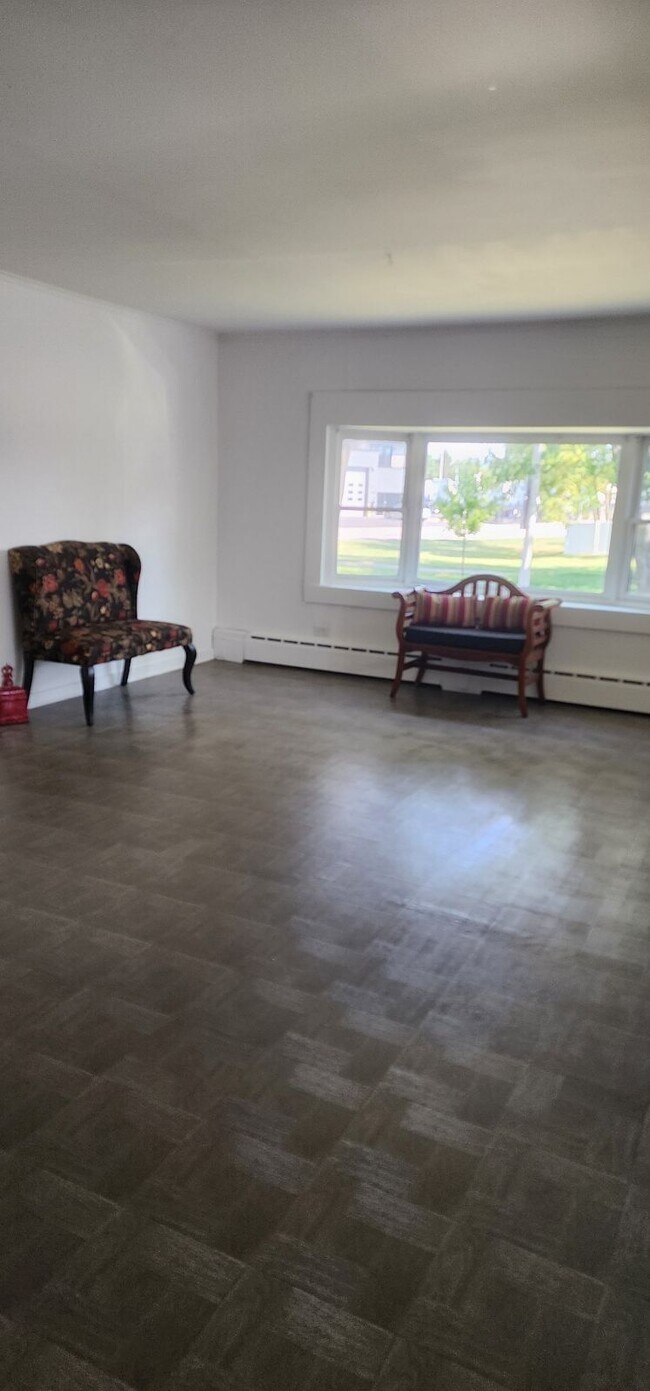 Building Photo - 10850 Parkside Ave