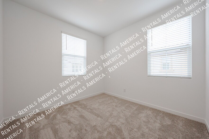 Building Photo - 10151 E Ulysses Ave