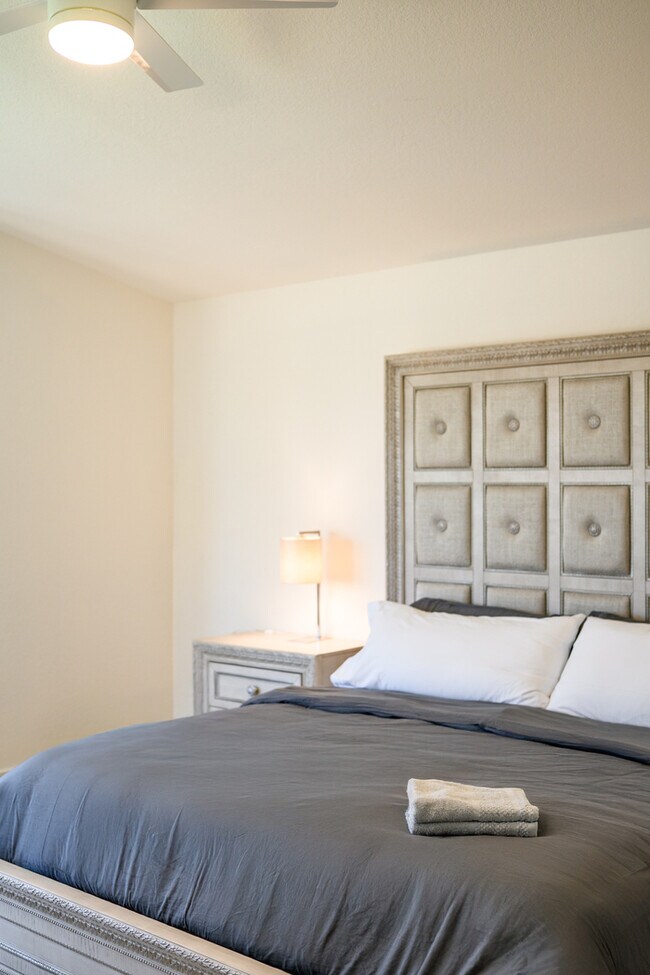 Building Photo - Luxe Spacious Home Near Parks Fully Equipped