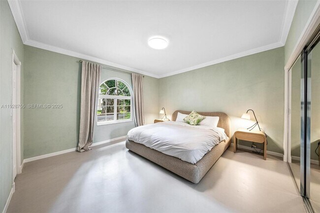 Building Photo - 1033 Almeria Ave