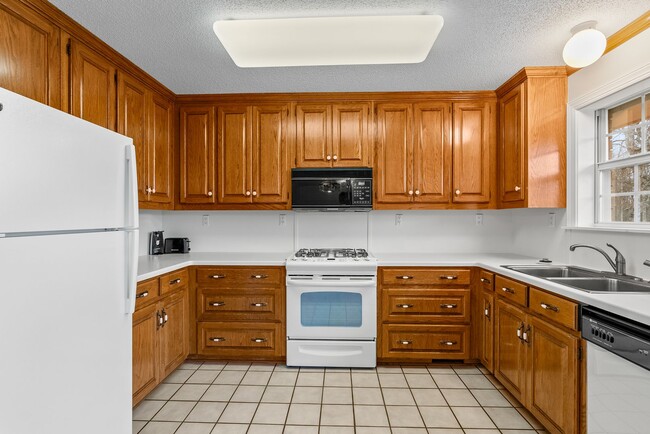 Building Photo - Country Living within Minutes of City Life