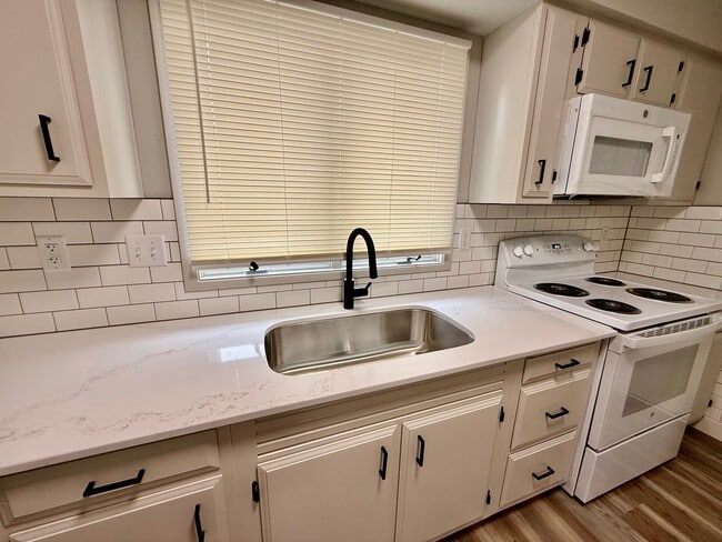 Building Photo - 1710 Carriage Hill Dr