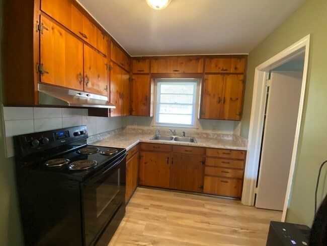 Building Photo - Beautiful Brick Ranch on Expansive Private Lot Near Athens