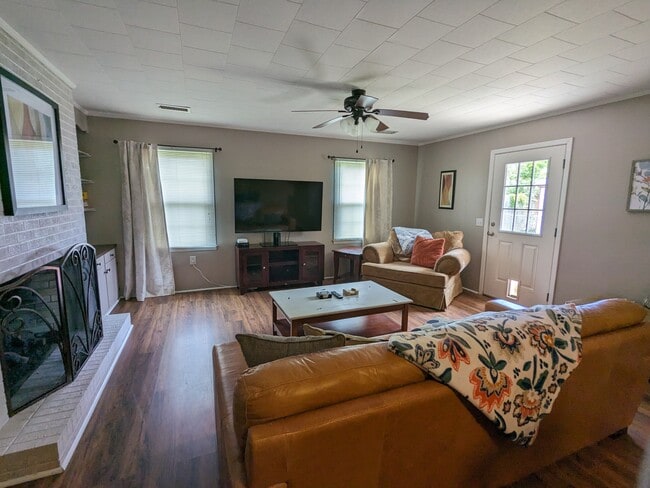 Building Photo - 804 Mixon Dr
