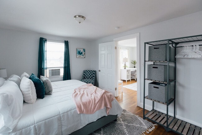 Building Photo - 905 Hill St