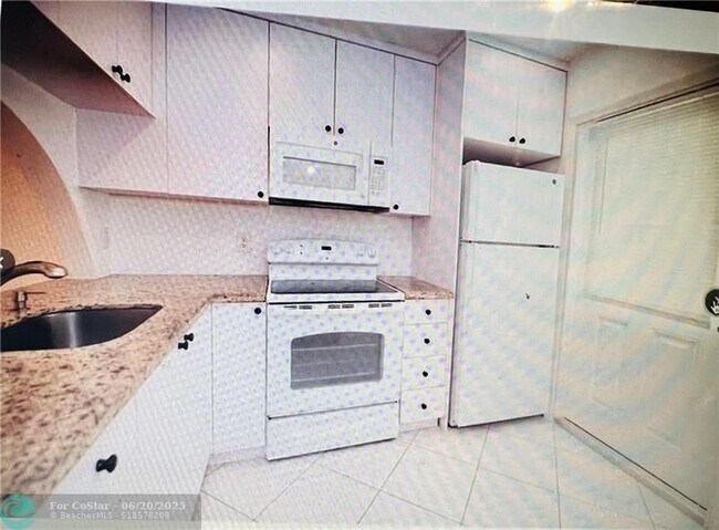 Building Photo - 3300 NE 10th Terrace