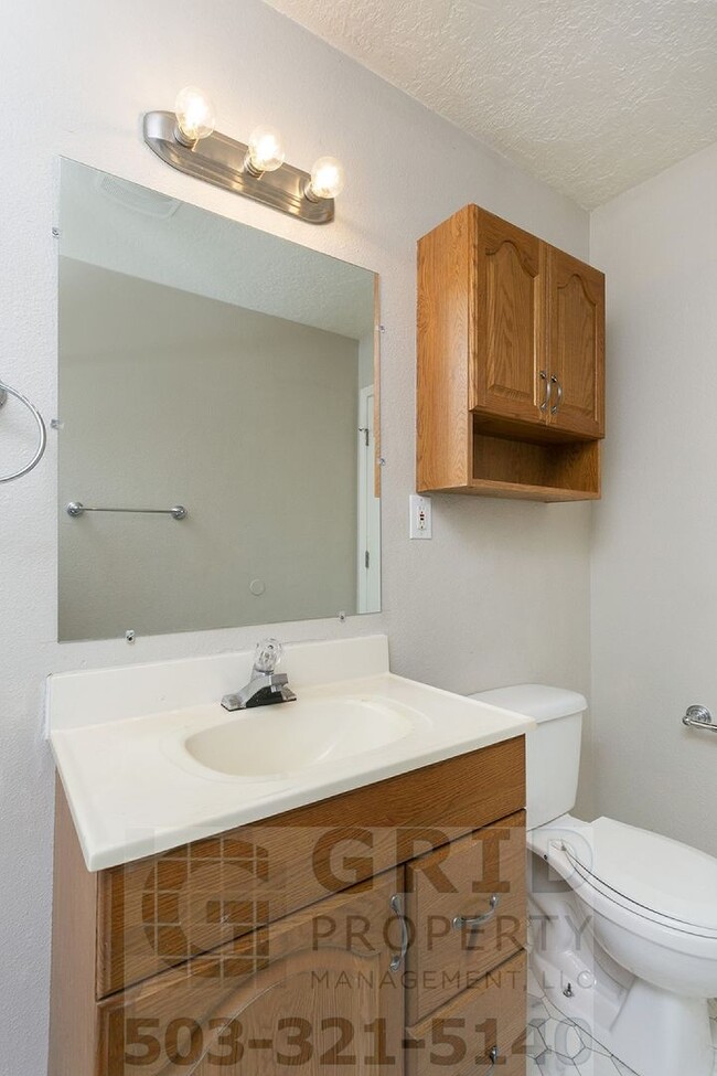 Building Photo - 3+ Bedroom House w/ Large Backyard - Southeast Portland!