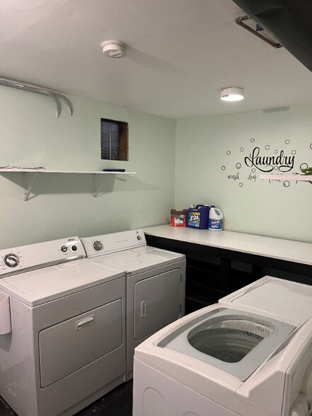 Building Photo - 1639 W 38th Pl