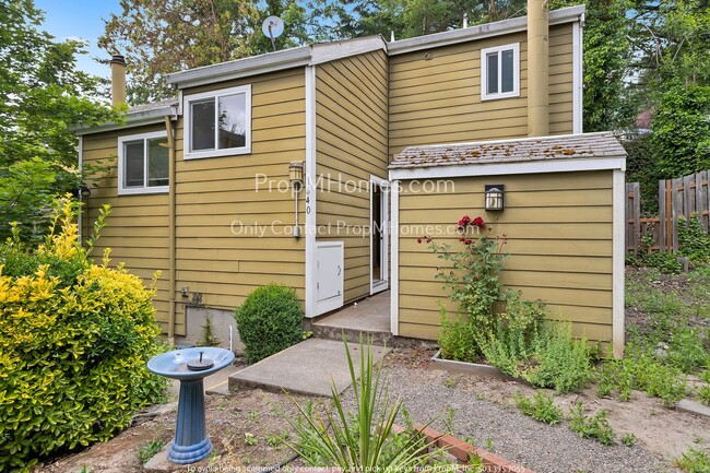 Building Photo - Stylish Two Bedroom Condo In West Linn! Mo...