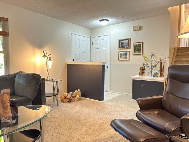 Building Photo - Updated Single-Family Home with Large Back...