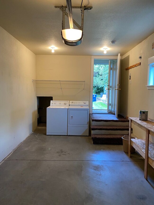 Building Photo - 437 NE Irving Ave