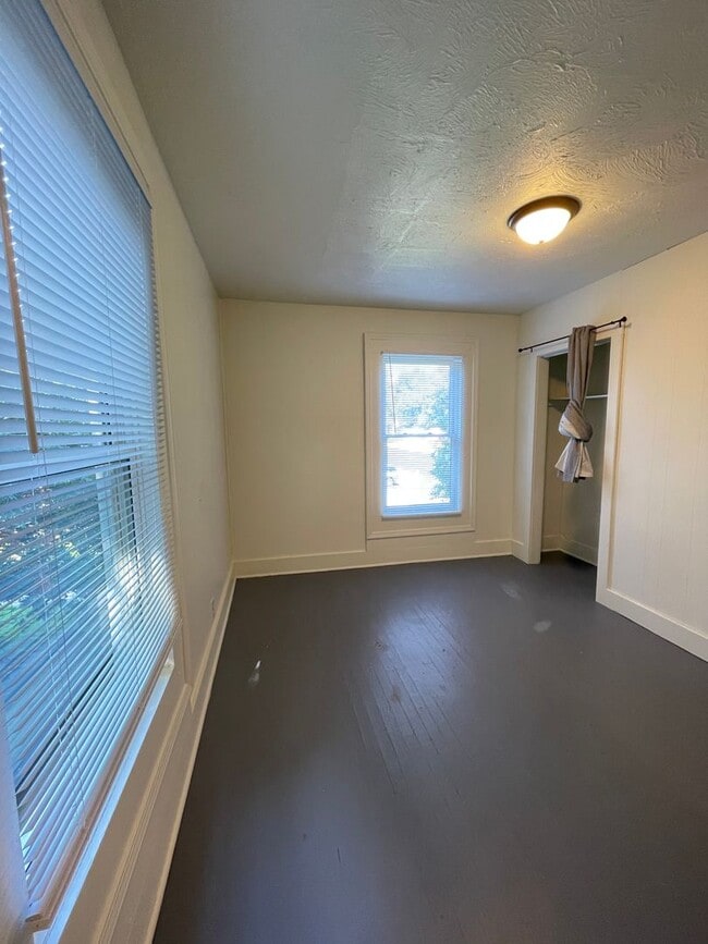 Building Photo - 5 Bedroom Available NOW