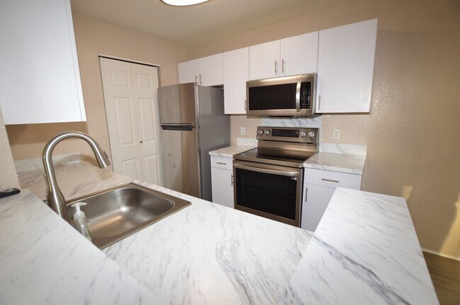Building Photo - Parkview at Waikele - Ground floor Townhouse 2 bedrooms, 2 baths with 2 parking Avail 2/1/25