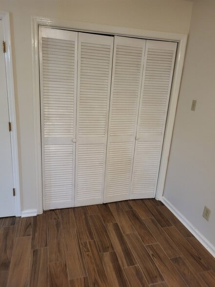 Building Photo - 1860 Lowe St