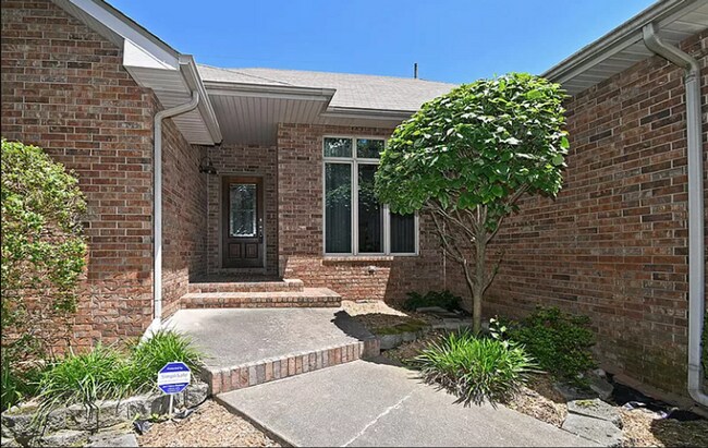 Building Photo - Spacious & Unique in Twin Oaks, Southwest ...