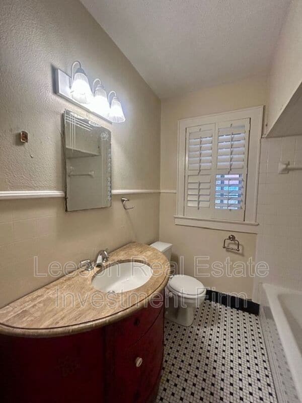 Building Photo - 446 Forest Ave