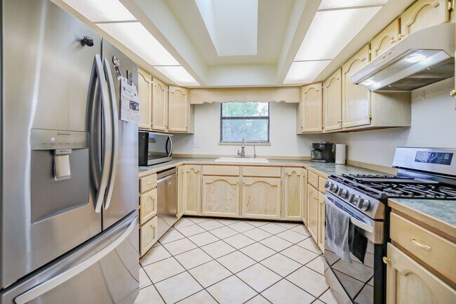 Building Photo - Spacious 3 Bedroom 2 bath with Solar Panels