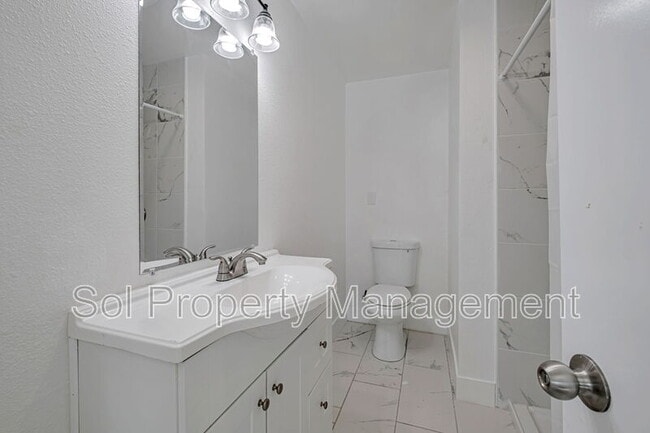 Building Photo - 822 Eaton St