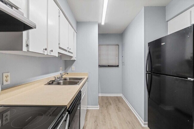 Building Photo - Freshly Updated 2BR Condo with Private Balcony, Community Pool, & In-Unit Laundry