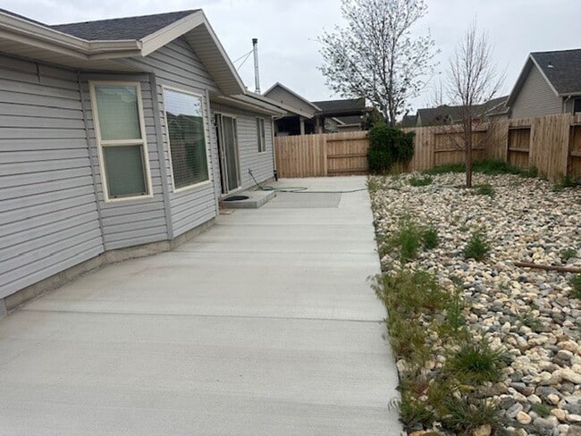 Building Photo - 3 Bed, 2 Bath, # Car Garage Home!