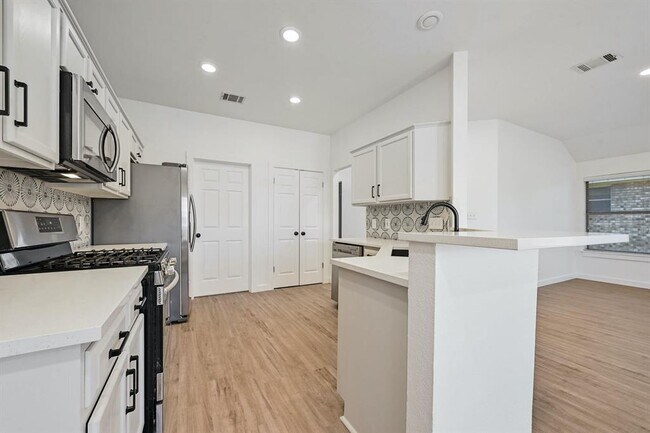 Building Photo - 2738 Winding Brook Dr