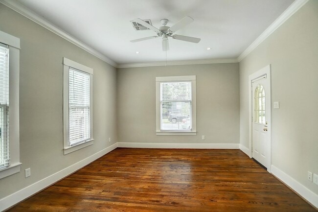 Building Photo - 1021 Louise St