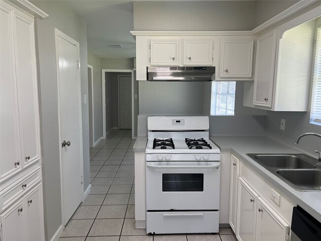 Building Photo - 2402 Fawnwood Ln