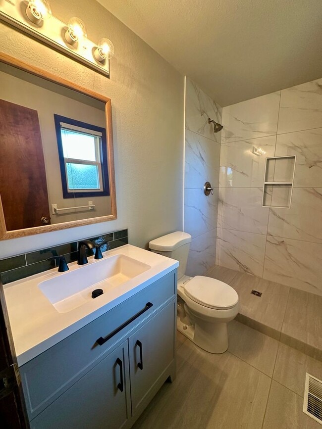 Building Photo - Remodeled Three Bedroom Home in Keizer