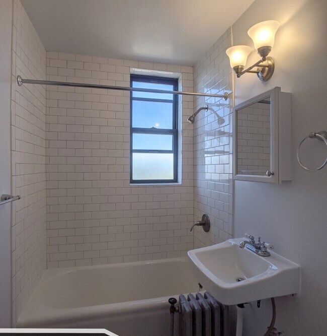 Building Photo - 3335 W Diversey Ave