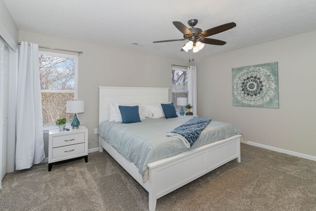 Building Photo - 8 W Persimmon Dr