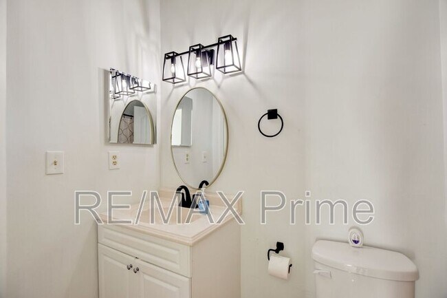 Building Photo - 525 E Lake Cir