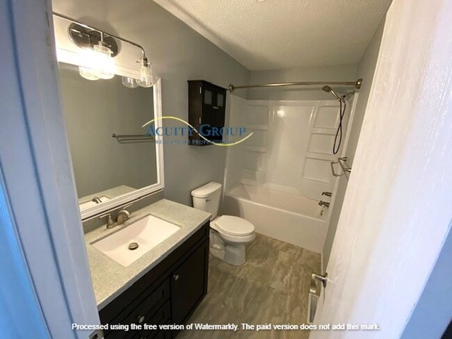 Building Photo - 4 Bedroom, 2 Bath Single Family Home in Mo...