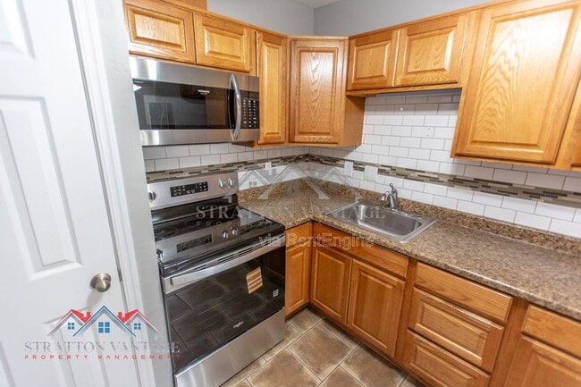 Building Photo - 448 N Lesueur