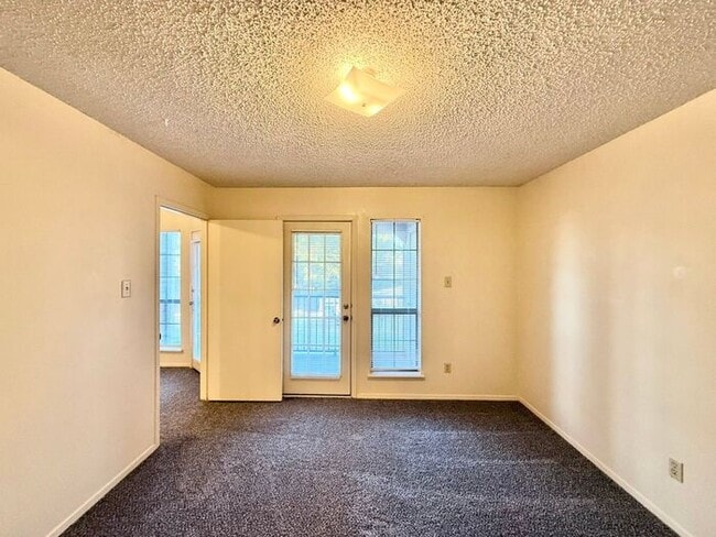 Building Photo - 1 Bed 1 Bath, Upstairs Apartment Unit at Heritage West!