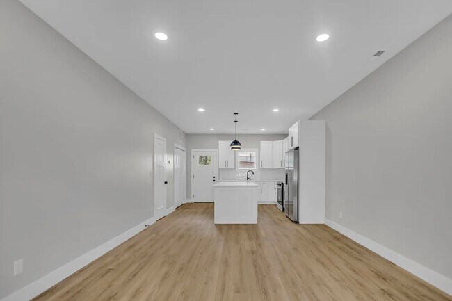 Building Photo - 307 W Kenwood Dr