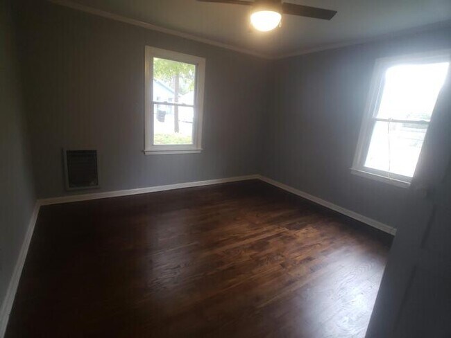 Building Photo - 810 E Vine St