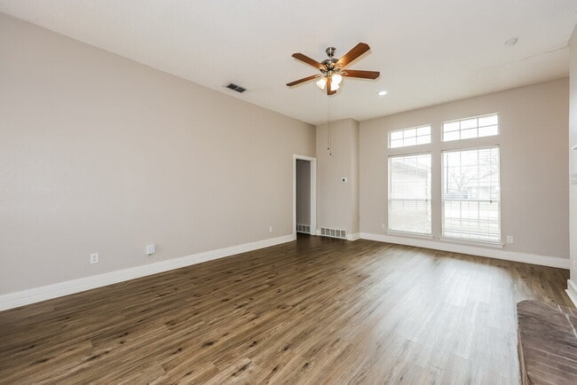 Building Photo - 724 Nicole Dr