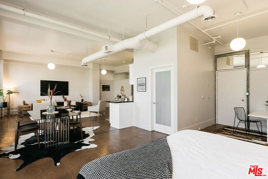 Building Photo - 108 W 2nd St