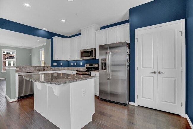 Building Photo - Stunning Townhome with Water Views!