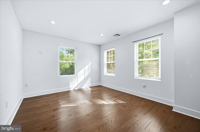 Building Photo - 17 Lizbeth Ln