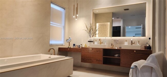 Building Photo - 3870 E Hibiscus St