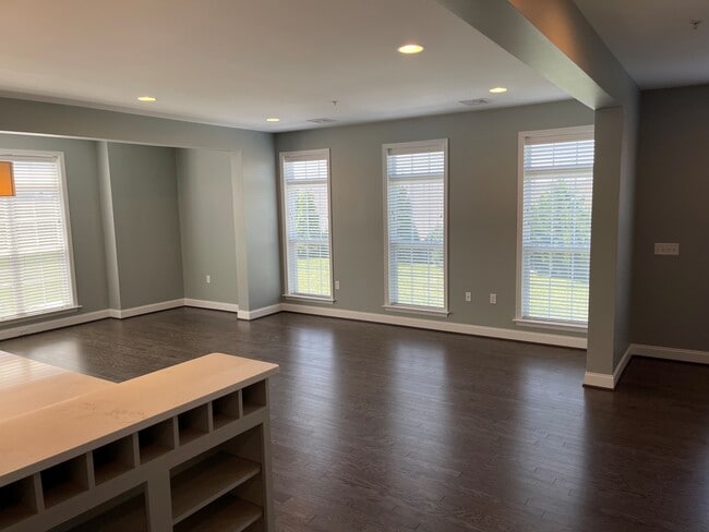 Building Photo - 410 Mayer Pl