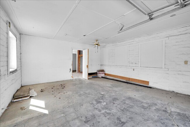 Building Photo - 2 Bedroom Home on 1.8 Acre Lot