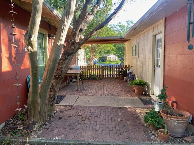 Building Photo - Charming South Austin Classic
