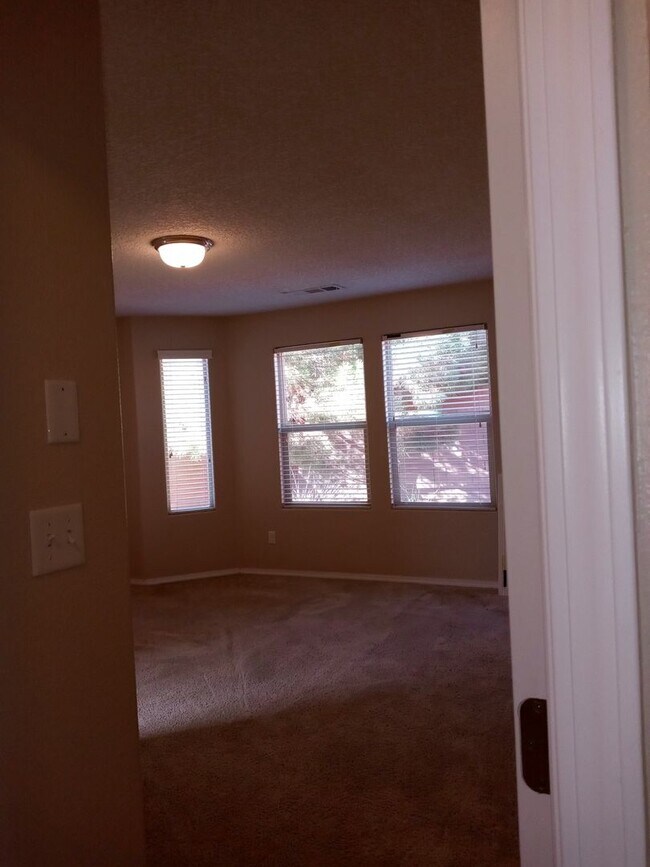 Building Photo - RIO RANCHO THREE BEDROOM