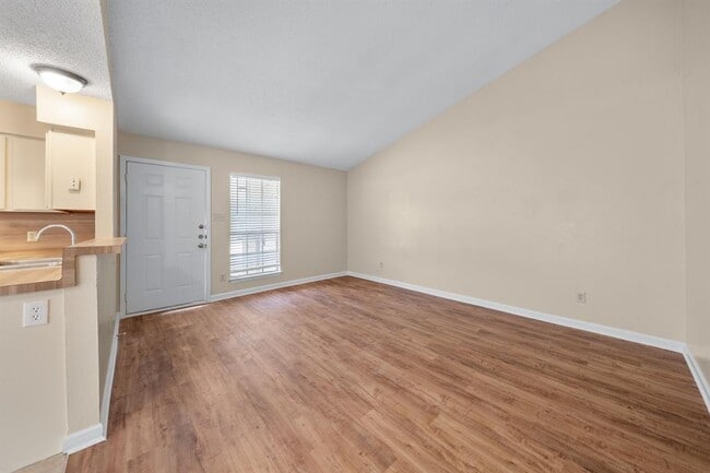Building Photo - 100 Meteor Dr
