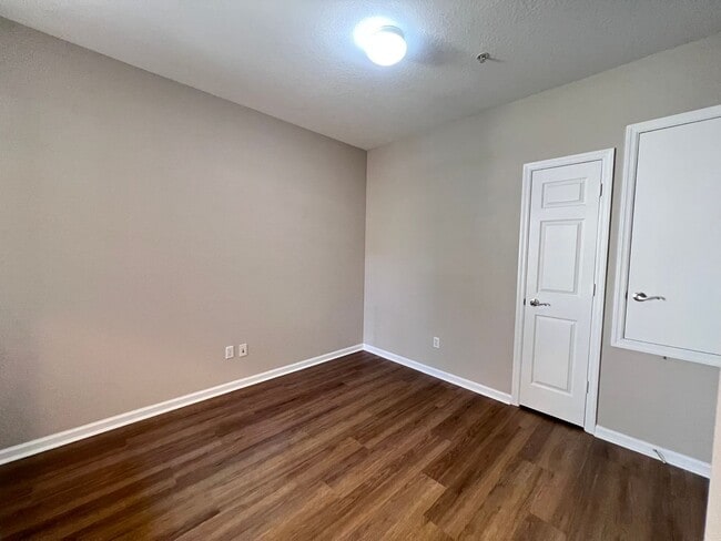 Building Photo - Great townhouse -  available now!