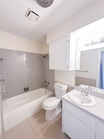 Building Photo - 2711 NE Euclid Ave