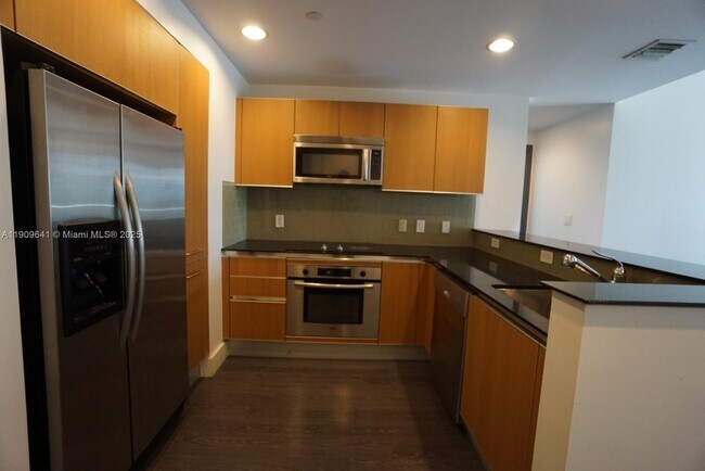 Building Photo - 1060 Brickell Ave